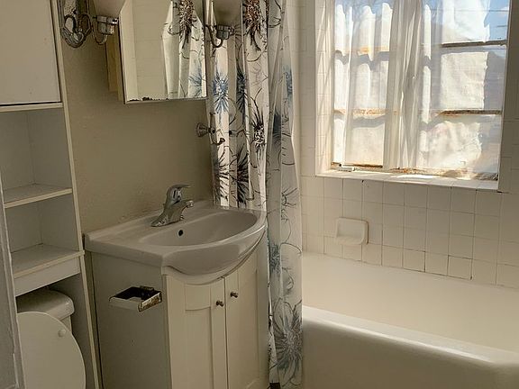 4th image of 1427 Lewis St APT 4