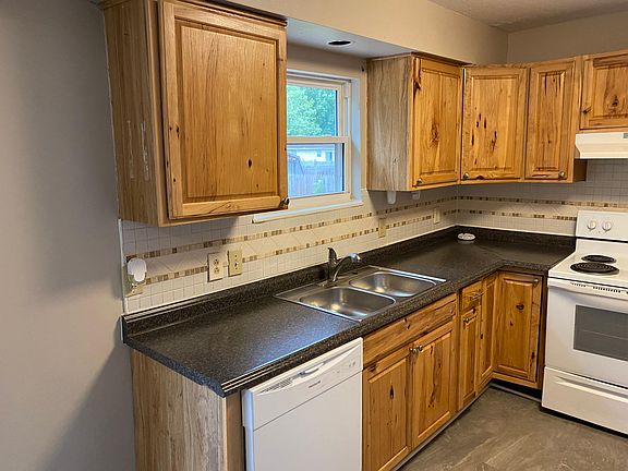 5th image of 186 Wood St