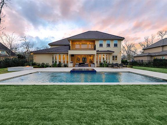 Finally a Lot big enough to have a Play Area and other space along with a first class Pool Design. The easy to maintain Zoyzia Grass adds to the dramatic setting as well.