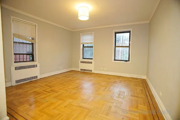 Rented by Norman Raindel, LREB | media 18