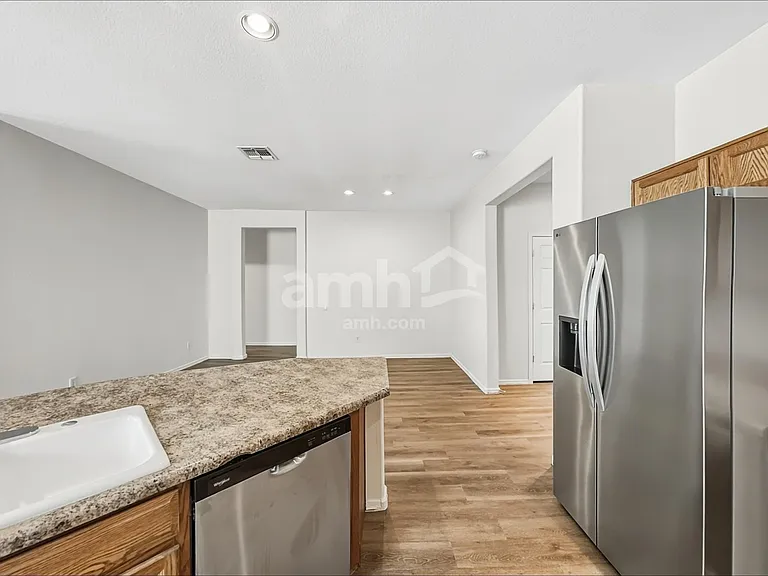 11621 W Lincoln St — Photo 3