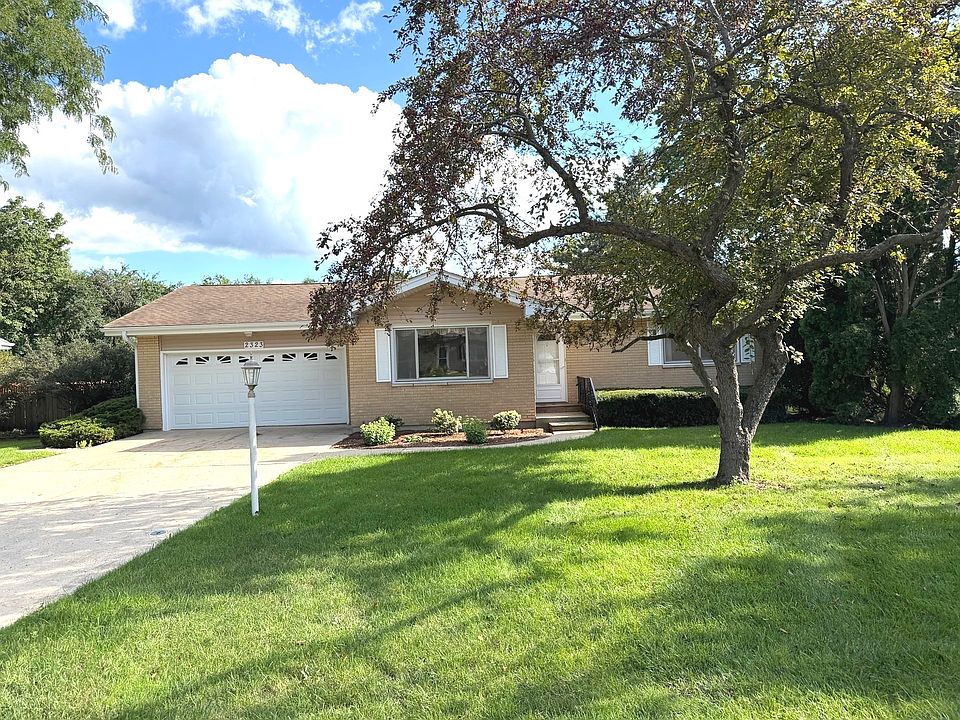 1st image of 2323 Carriage Ln