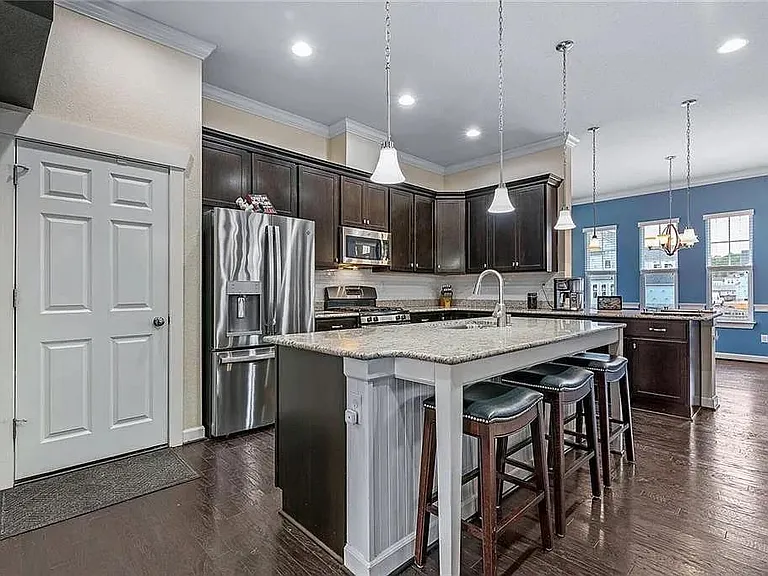 1702 Garwood Ln — Photo 2