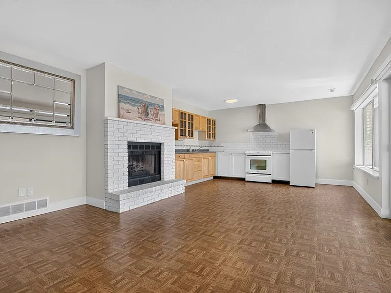 2929 Dollarton Hwy — Photo 2