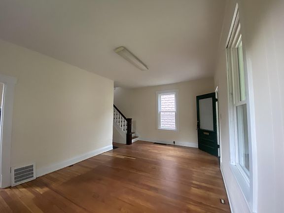 3rd image of 418 E Pike St