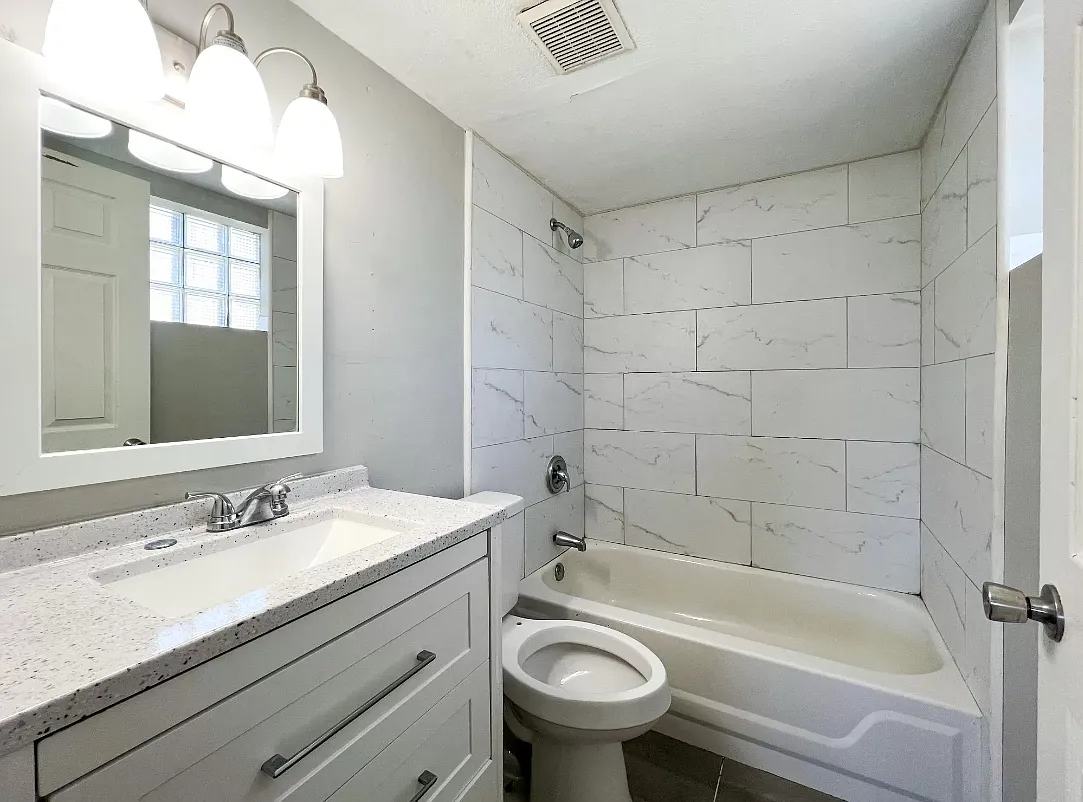 563 S Hague Ave — Photo 3