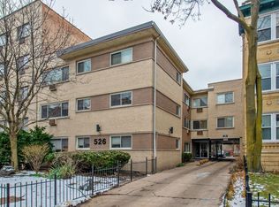 526 W Roscoe St, Chicago, IL 60657