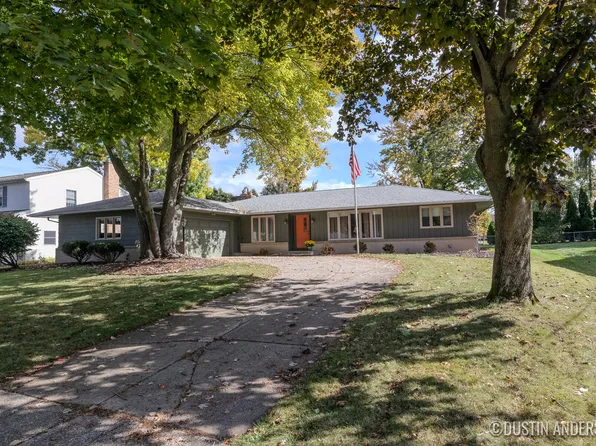 516 Lakeside Dr NE, Grand Rapids, MI 49503