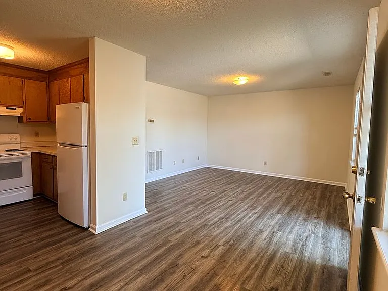 Ivy Court Apartments — Photo 6