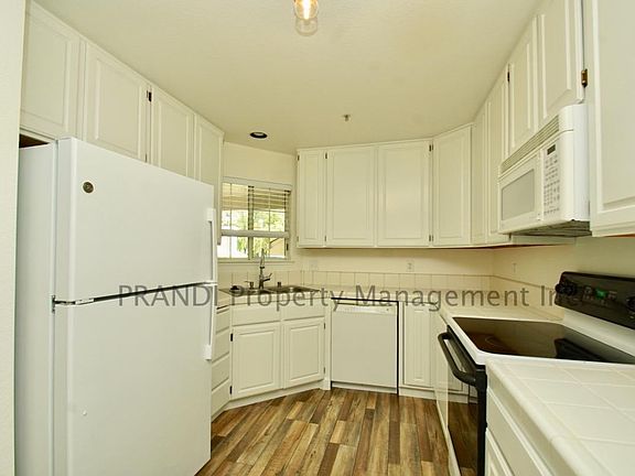 3rd image of 17 Little Creek Ln