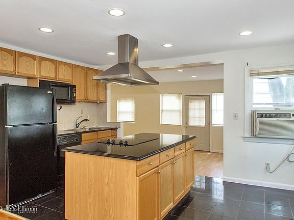 5th image of 7 Miller Cir