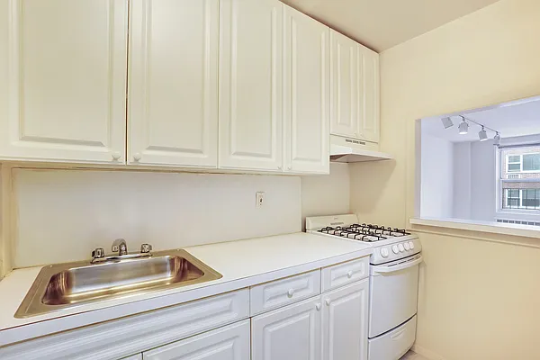 Rented by Bond New York | media 3