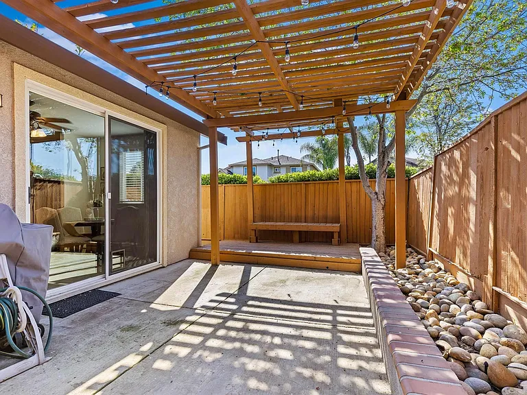 611 Ash Ct — Photo 17