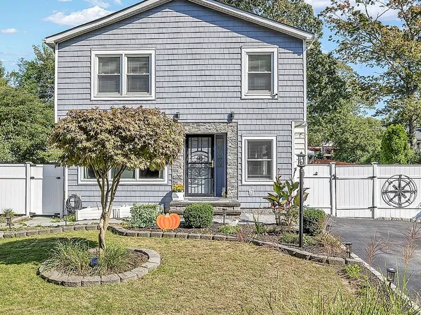 73 Mott St N, Patchogue, NY 11772