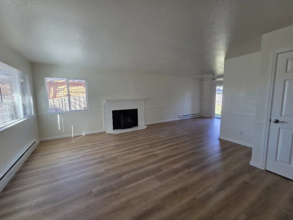 3 bed, 1300 sqft, $2,500 — Photo 3