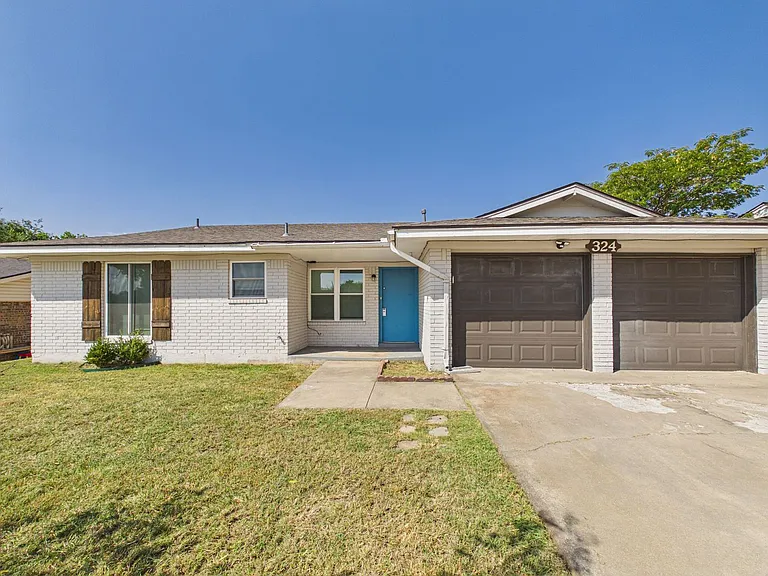 324 NW Compass Dr — Photo 2