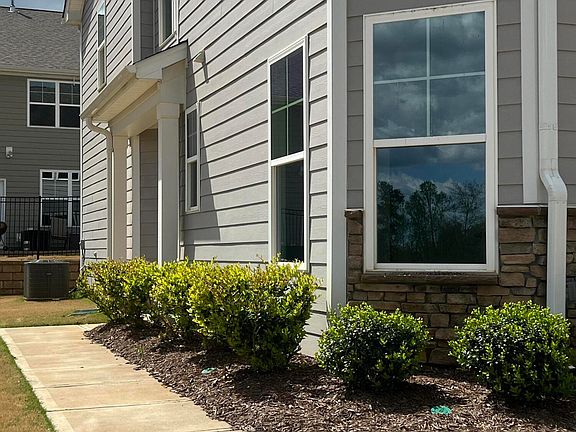 2nd image of 606 Picnic Pl