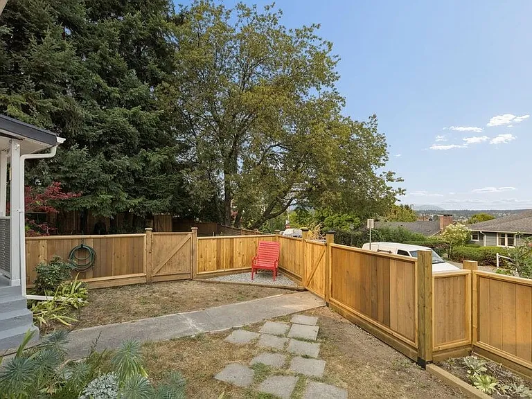 432 8th Ave E — Photo 9