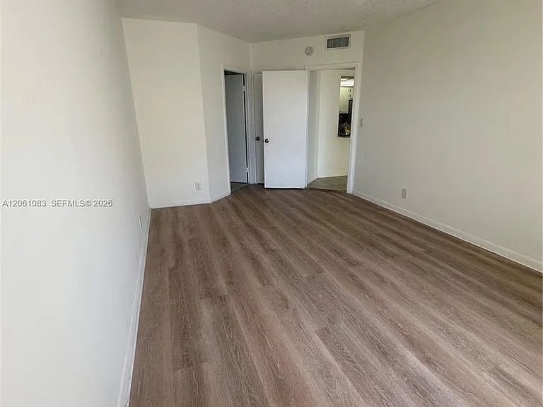 8290 Lake Dr #517 — Photo 11