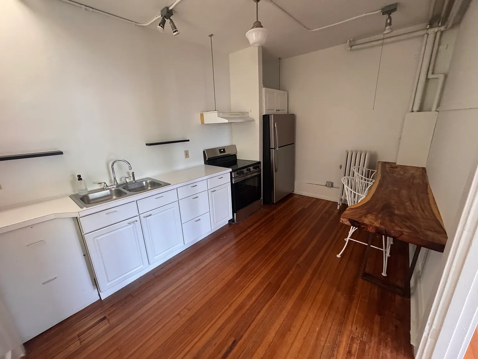 2 bed, 900 sqft, $3,000 — Photo 2