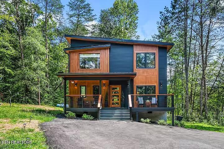 1st image of 634 Gloryland Way