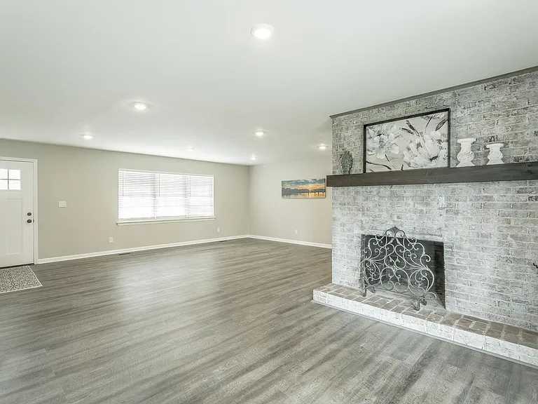 1403 Clearpoint Dr — Photo 25
