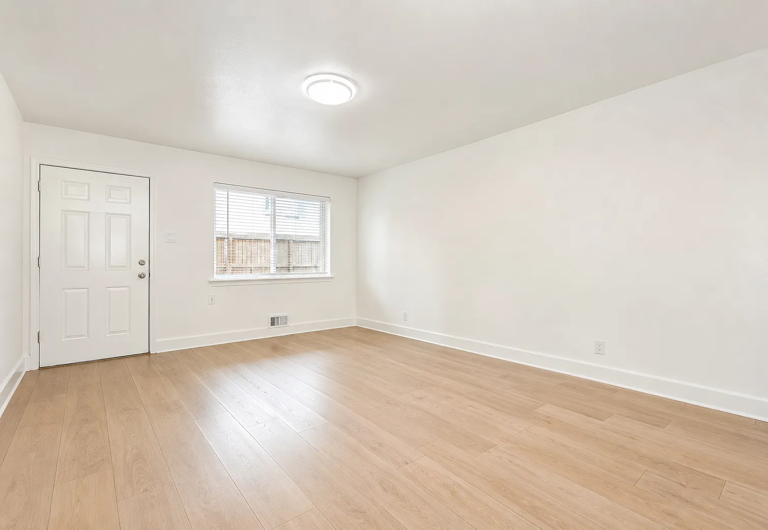 2 bed, 1.0 bath, 850 sqft, $1,350 — Photo 3
