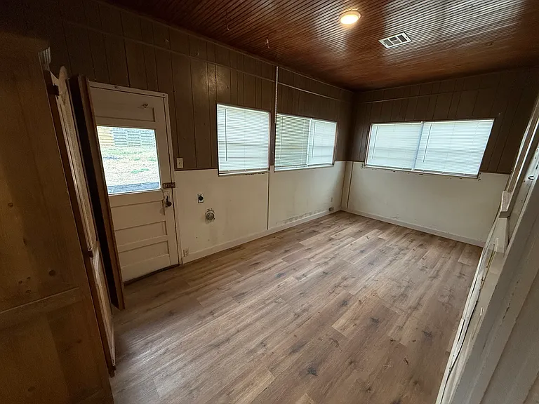 213 E Velma Ave — Photo 10