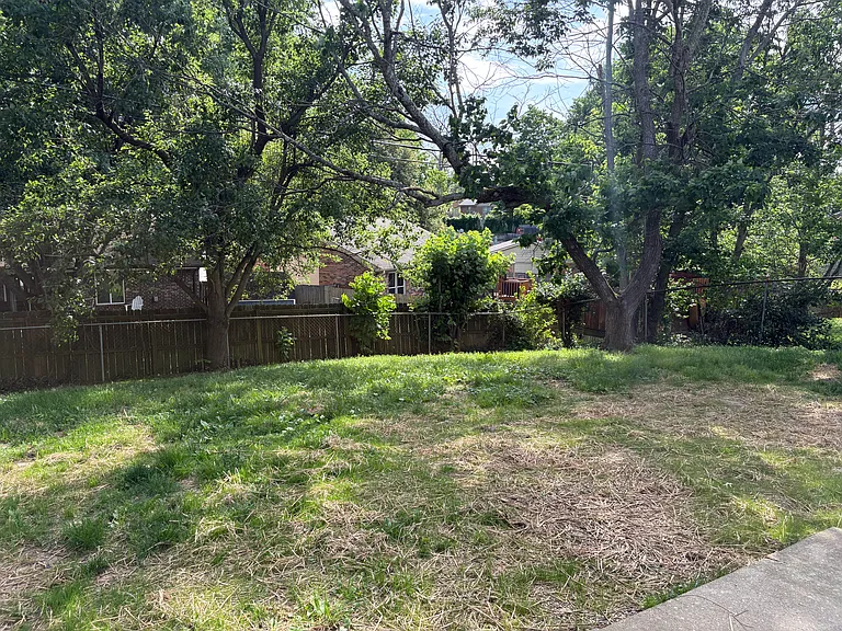 1516 Meadowview Dr — Photo 2