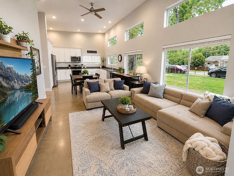 2nd image of 4546 Decatur Drive