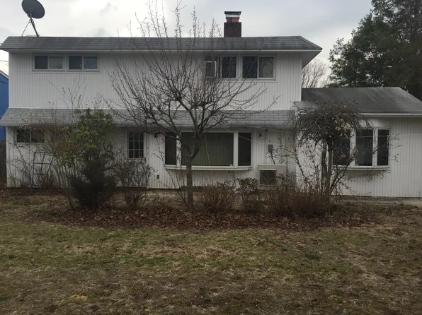 41 Hope Ln, Hicksville, NY 11801