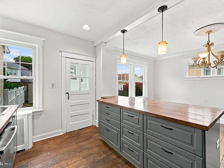 122 Wilson Ave — Photo 9