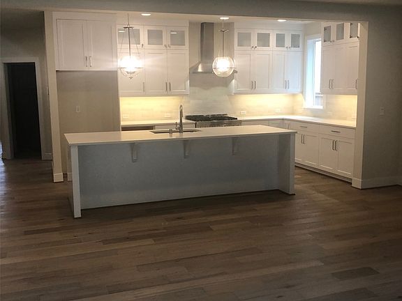  Bright and spacious center island
