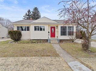 830 Southwood Dr, Fenton, MI 48430