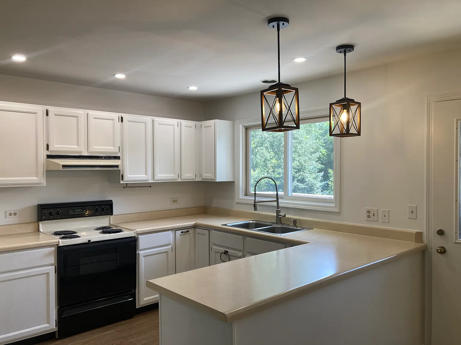 3 bed, 2.5 bath, 1477 sqft, $2,500 — Photo 2