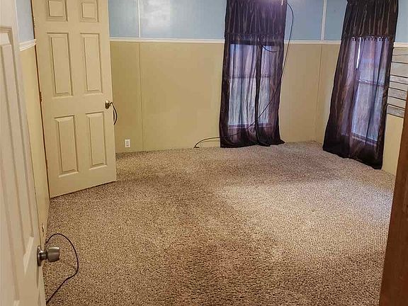 4th image of 215 Middle Dr
