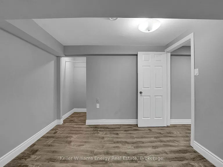 1137 Norman Cres #LOWER — Photo 13