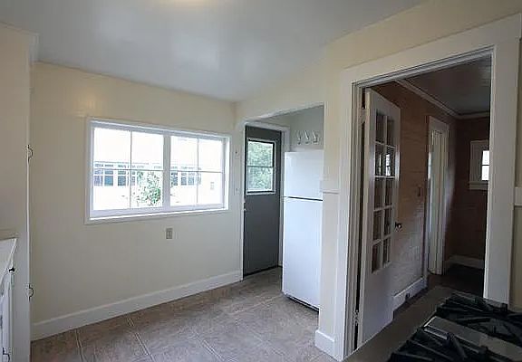 5th image of 375 Waverley St #375