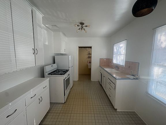 2nd image of 606 E Providencia Ave #600