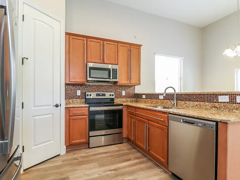 6512 S 49th Dr — Photo 8