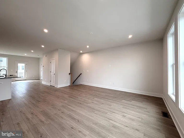 135 Heyford Dr — Photo 9