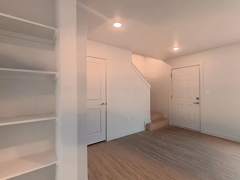 Sabine Apartments — Photo 4