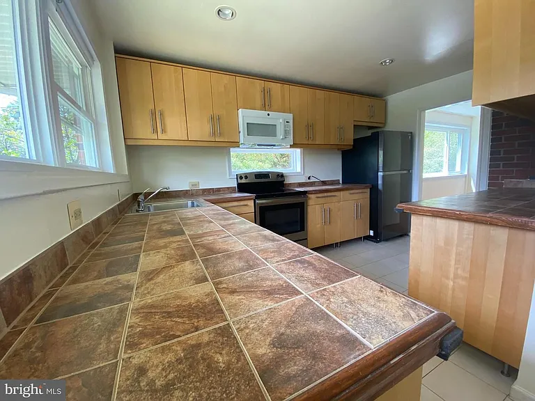6009 Cheshire Dr — Photo 3