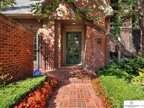 3rd image of 8912 Douglas Ct