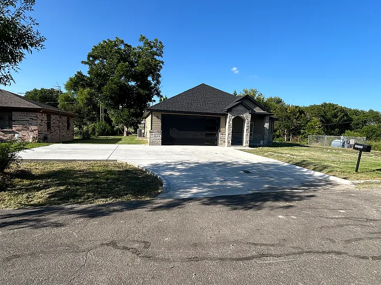 2206 E Avenue G — Photo 10