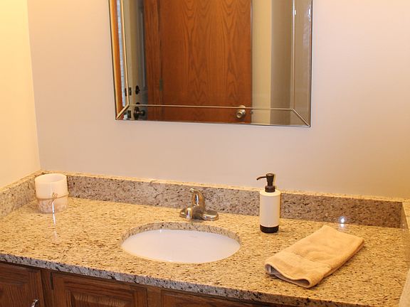 Powder room w/granite 