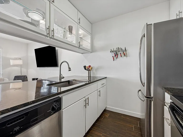 1510 W 6th St #206 — Photo 3