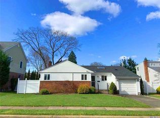 68 Willets Dr, Syosset, NY 11791