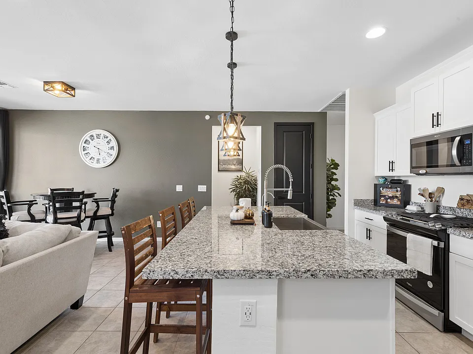 6738 W Valley View Dr