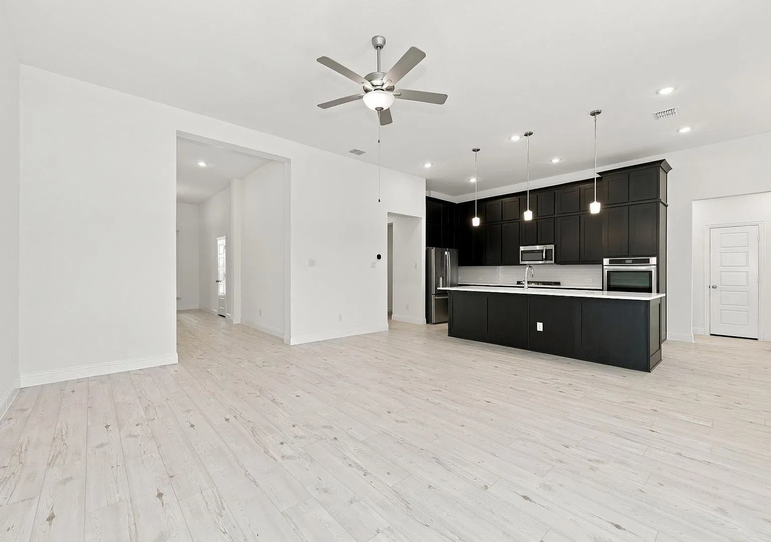 Spacious 6 Bed / 3 Bath Home with Vaulted Ceilings and a 3-Car Garage in Midlothian — Photo 4